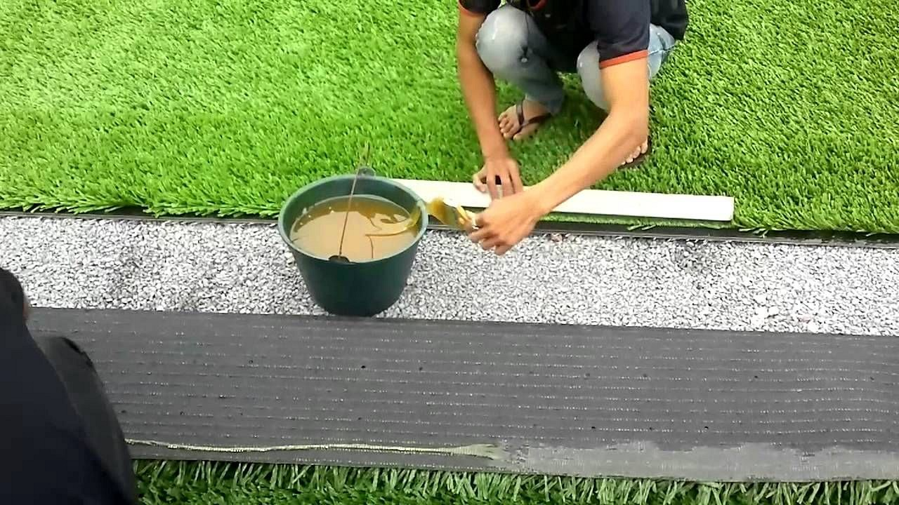 Đường dán cỏ nhân tạo trên sân bóng không bằng phẳng, đường nối quá lớn 1